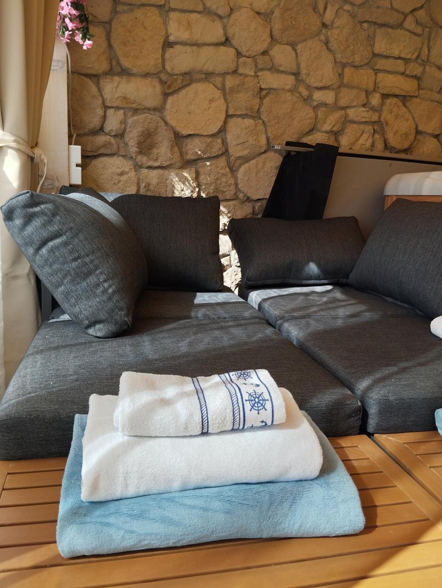 Lavender Villa Baska  Luaran gambar